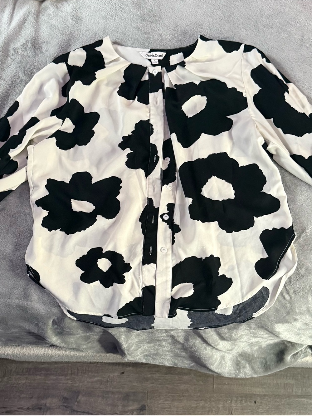 DAVI & DANI Black and White Floral-Print Button Front Blouse